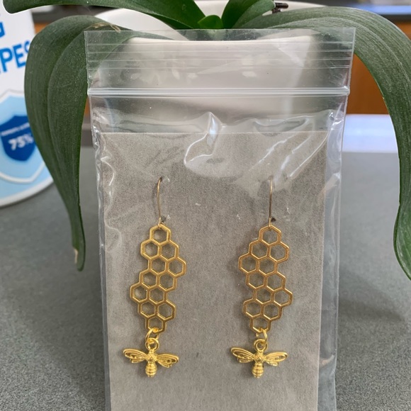 🔥5/$20🔥 Gold-Tone Bee and Hive Earrings New - Picture 5 of 5